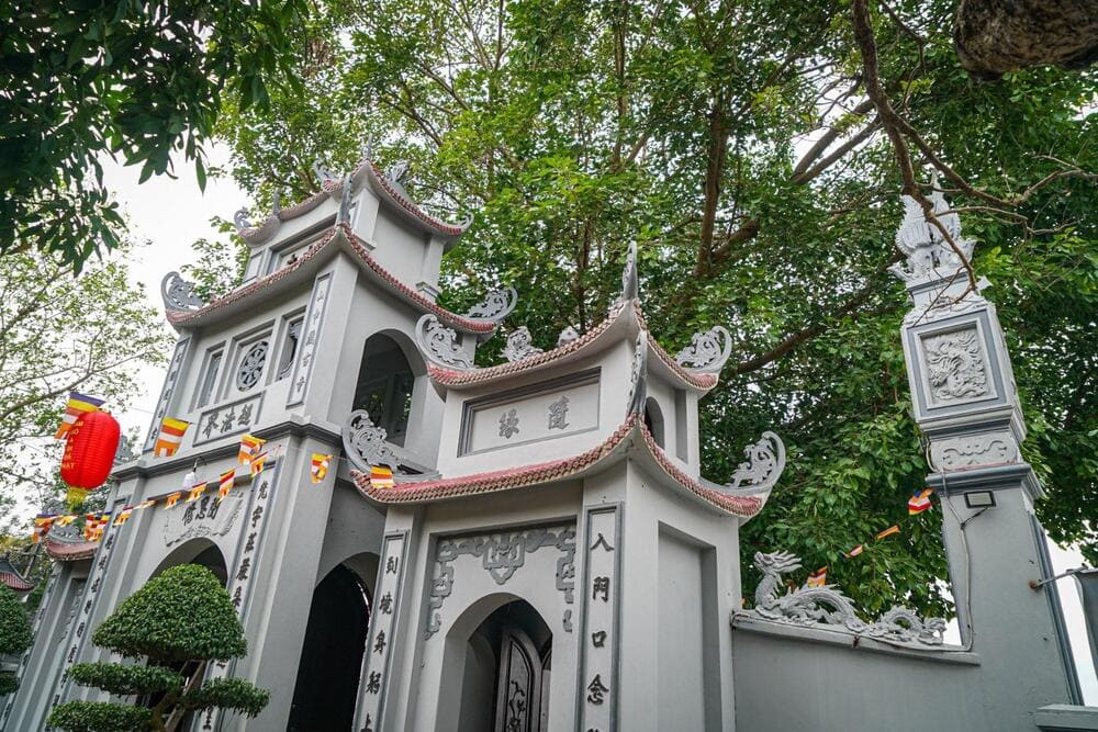 Chùa Sải lấy tông màu xám làm chủ đạo, mang đến nét đẹp kiến trúc dung dị (Nguồn: Chốn Thiêng)